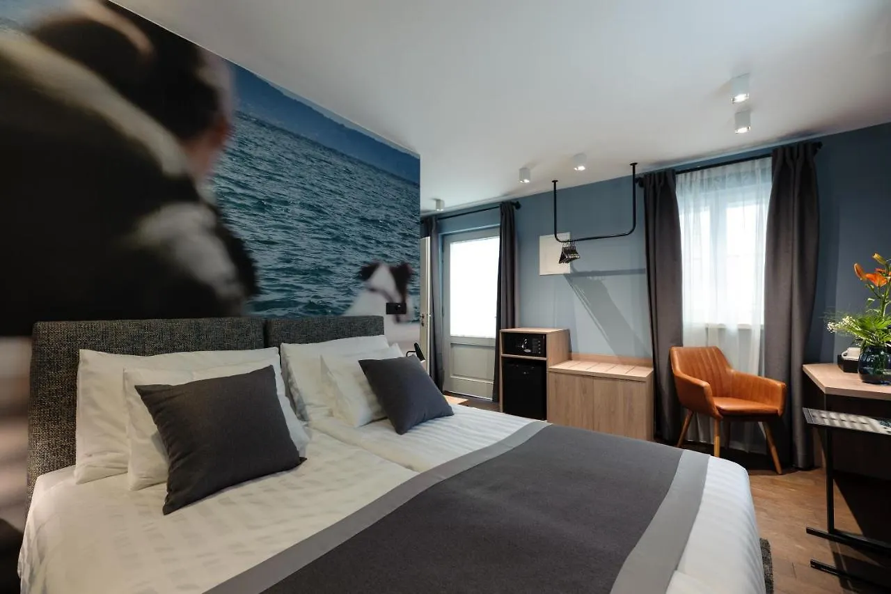 Camera Hotel Split 4*,